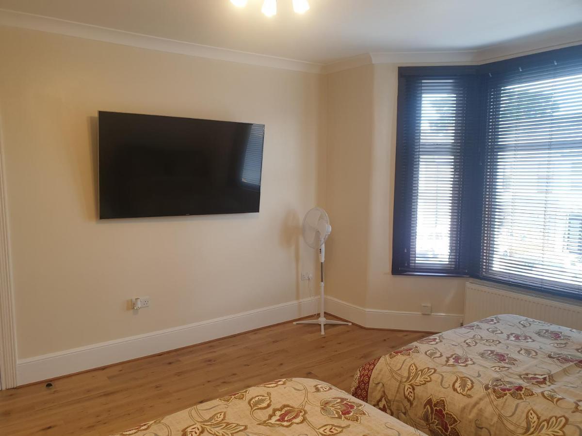 London Luxury Apartments 4 Min Walk From Ilford Station, With Free Parking Free Wifi Extérieur photo
