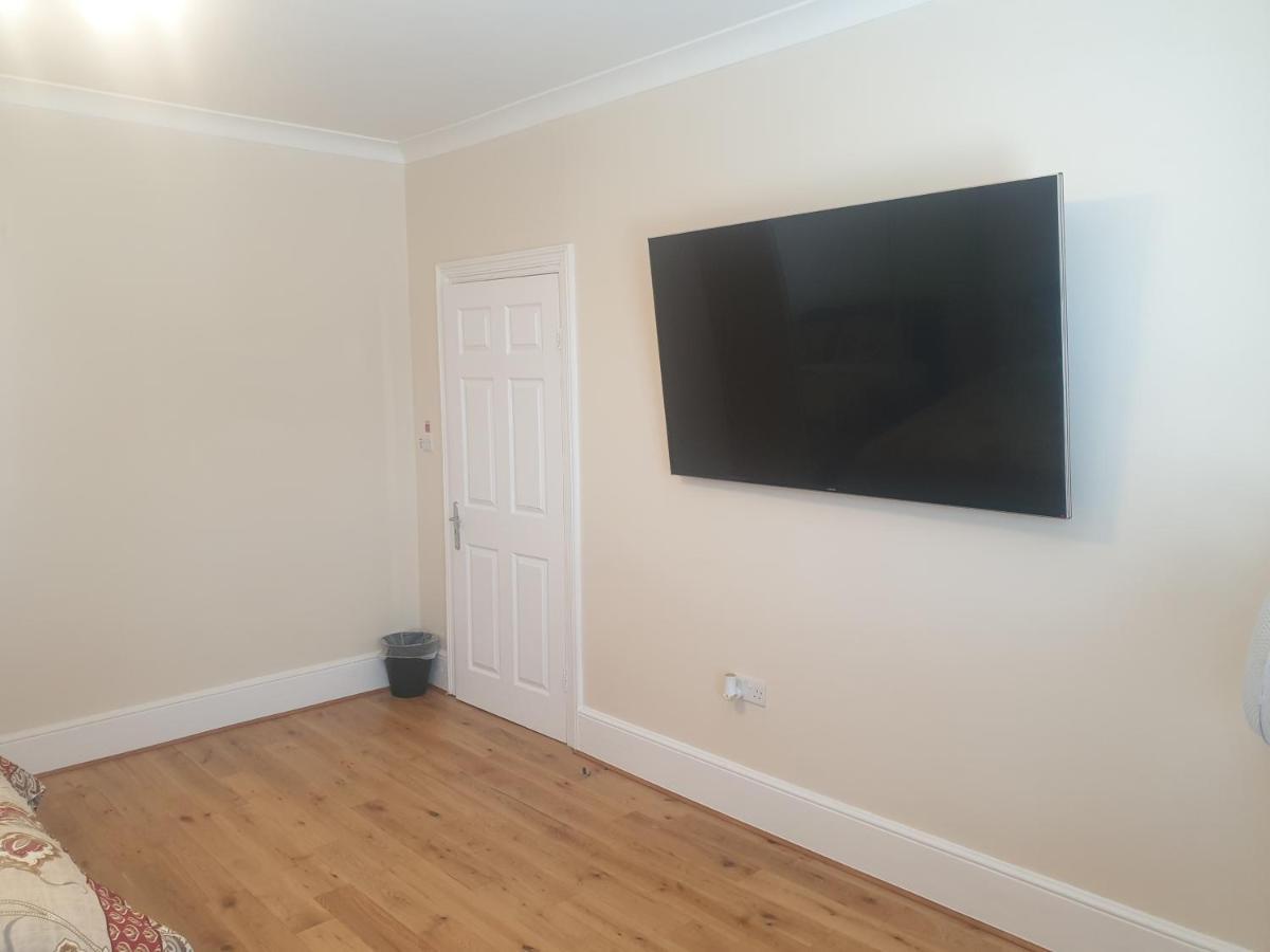 London Luxury Apartments 4 Min Walk From Ilford Station, With Free Parking Free Wifi Extérieur photo