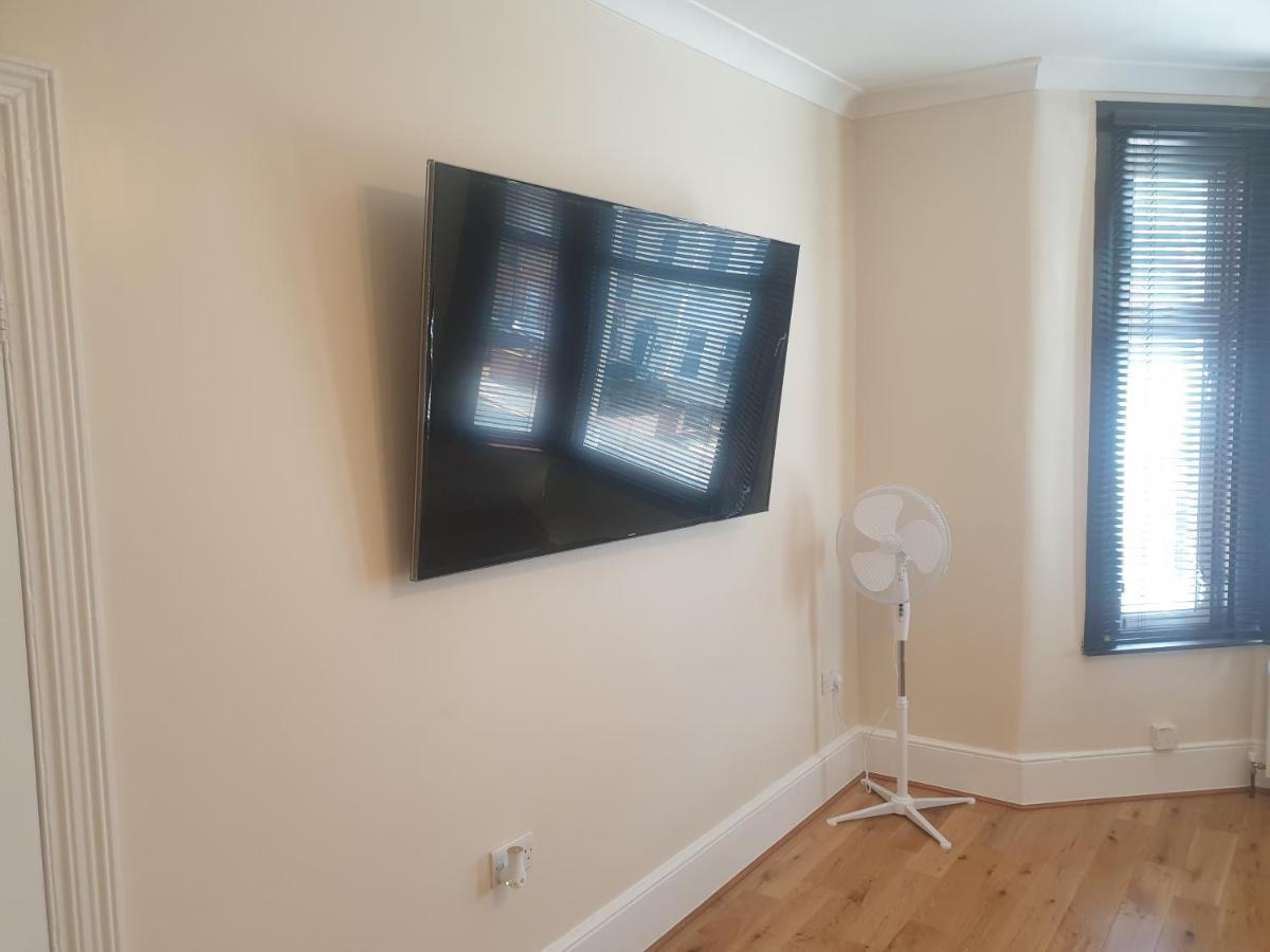 London Luxury Apartments 4 Min Walk From Ilford Station, With Free Parking Free Wifi Extérieur photo